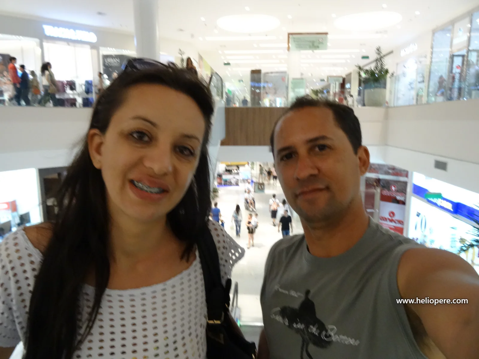 Um vidro de óleo numa prateleira de shopping em Maceió